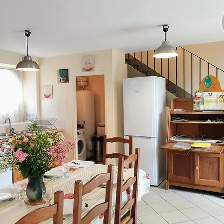 Hébergement de vacances Maison De Village Avec Jardin, Parking, Climatisation Et Wifi A - Fr-1-649-84 *